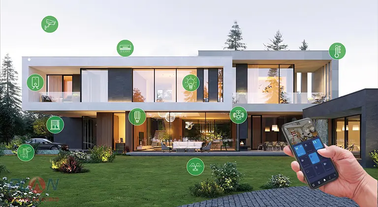 یک خانه ویلایی هوشمند دو طبقه که ابزارهای هوشمند آن از طریق اپلیکیشن و موبایلی که در دست یک مرد قرار دارد، کنترل می‌شود.