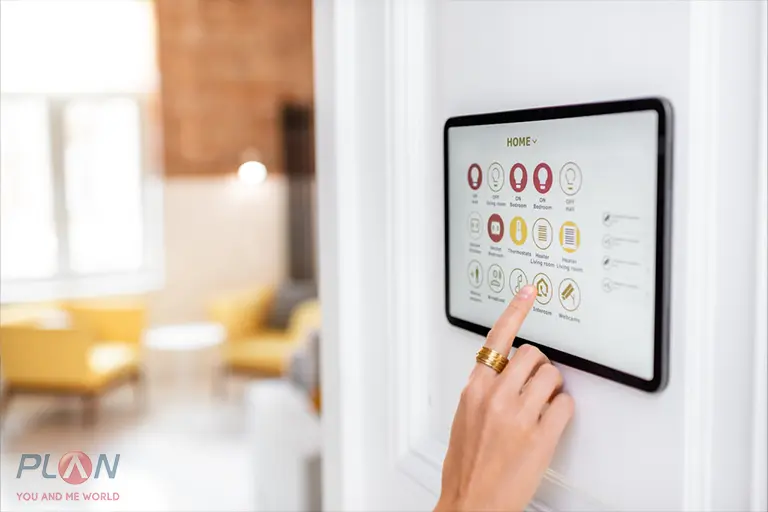 خانمی با انگشت اشاره دست راست خود، از طریق نمایشگر سیستم کنترل مرکزی لوازم هوشمند خانه را کنترل می‌کند.