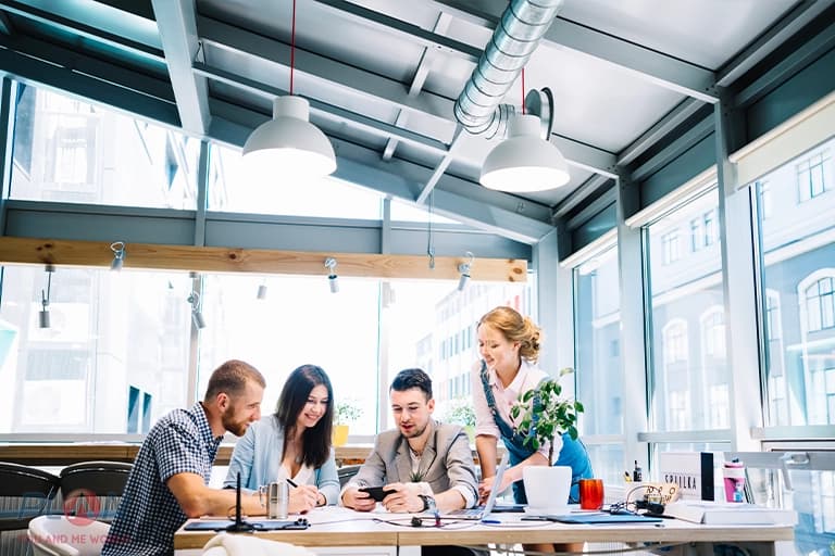 چند همکار در اداره و دفتر و اتاق کار هوشمند